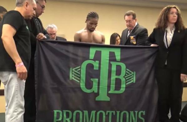 Medidas extremas: boxeador se desnudó y se cortó las rastas para defender el título - C9N