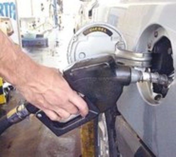 Analizan suba de diésel entre G. 400 y G. 500 por litro en abril - Paraguay.com