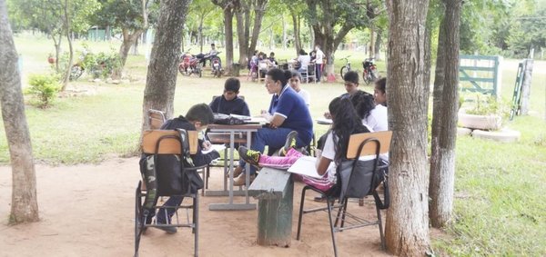 En Juan de Mena, desde hace cuatro años, alumnos dan clases bajo árboles » Ñanduti