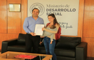 Joven madre recibió lote propio tras desalojo en Copaco: