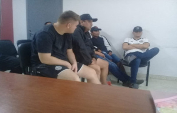 Imputan a cinco hinchas que ocasionaron disturbios tras encuentro deportivo - Radio 1000 AM