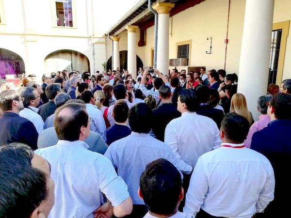 Cuevas justifica aumentazos a funcionarios