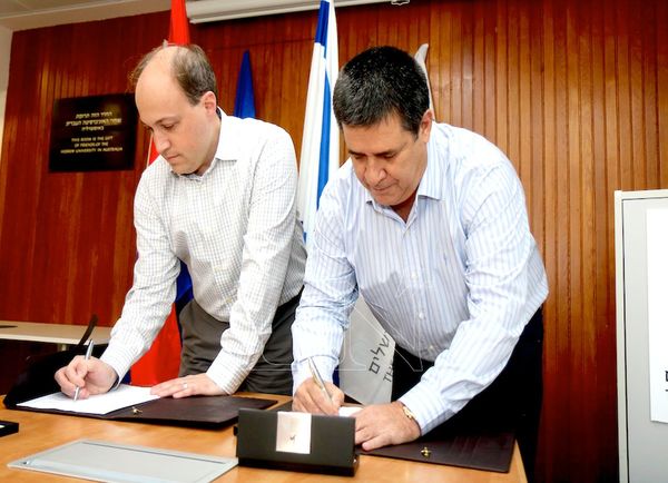 Firman acuerdo entre la Universidad Hebrea y la empresa HC Innovations
