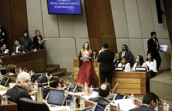 Repudian regalo de G. 3.000 millones a 18 funcionarios - Edicion Impresa - ABC Color