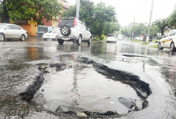 Baches hacen que tránsito sea peligroso en Lambaré - Edicion Impresa - ABC Color