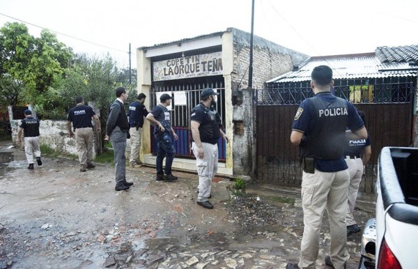Policías sitian Bañado Sur en busca de asesinos de una niña y de su tía - Edicion Impresa - ABC Color