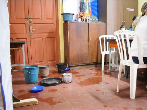 El techo recién reparado en una escuela presenta goteras