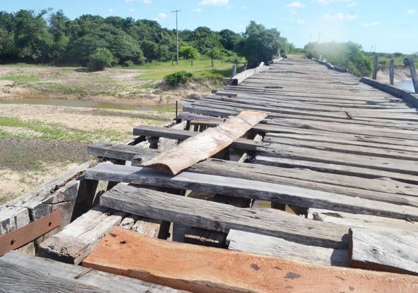 Piden reparar un viejo puente de madera en Arroyos y Esteros - Edicion Impresa - ABC Color