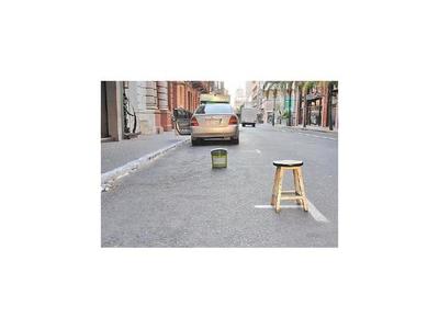 Denuncian que cuidacoches “privatizan” estacionamientos
