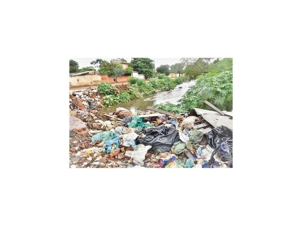 Declaran emergencia ambiental en Asunción, atestada de vertederos