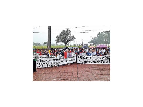 Ocupantes se manifiestan mientras se aguarda desalojo