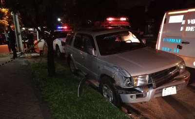 HOY / Conductor perdió el control y rozó un árbol: su mujer se reventó la nariz