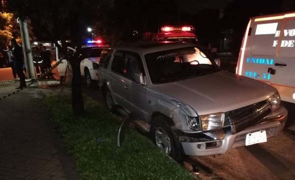 HOY / Conductor perdió el control y rozó un árbol: su mujer se reventó la nariz