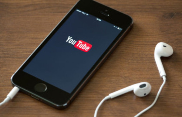 Una mujer muere al intentar dar a luz sola siguiendo un tutorial de Youtube - Radio 1000 AM