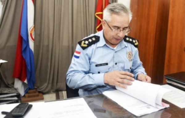 Denuncian que subcomandante de la Policía litigó como abogado y ejerce influencia para que no se ejecute un desalojo - Radio 1000 AM