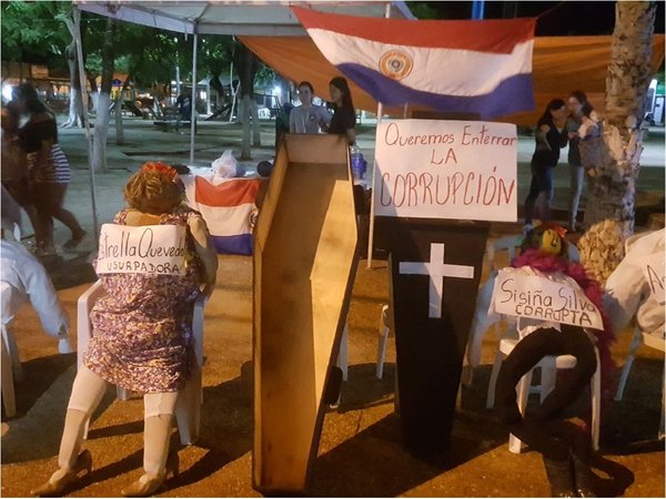 Ciudadanos simbolizan muerte de la corrupción en Concepción