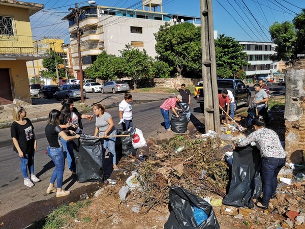 Pobladores de barrios de Asunción se unieron al reto viral #basurachallenge - ADN Paraguayo