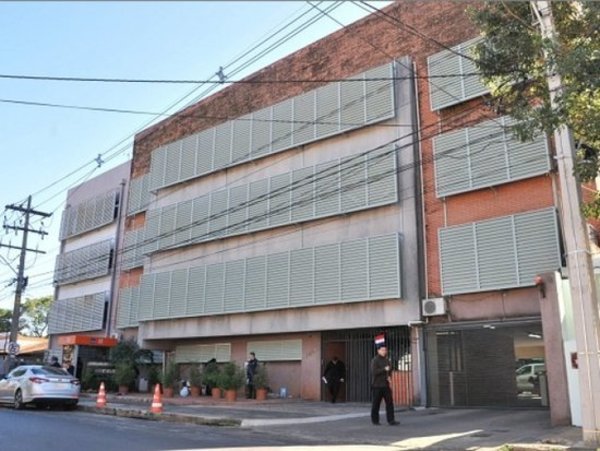 Cobra dinero por no salir de vacaciones (Contraloría)