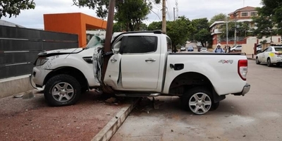HOY / Camioneta quedó incrustada contra columna, conductor se salvó