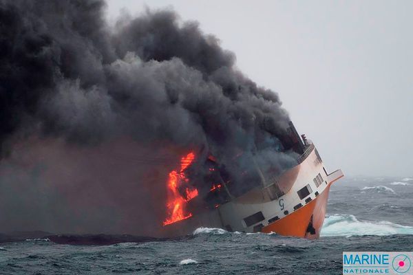 El naufragio de un buque italiano amenaza con contaminar las costas francesas