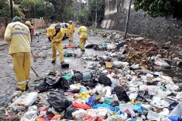 Asunción, desbordada por la cantidad de basura mal arrojada