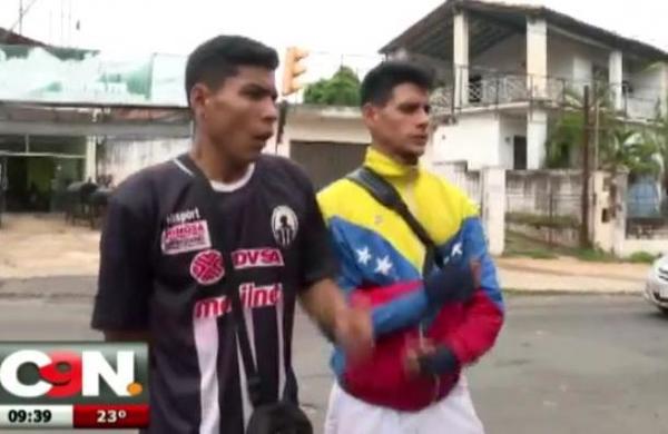 Hinchas venezolanos del Club Zamora piden colaboración en los semáforos del país - C9N