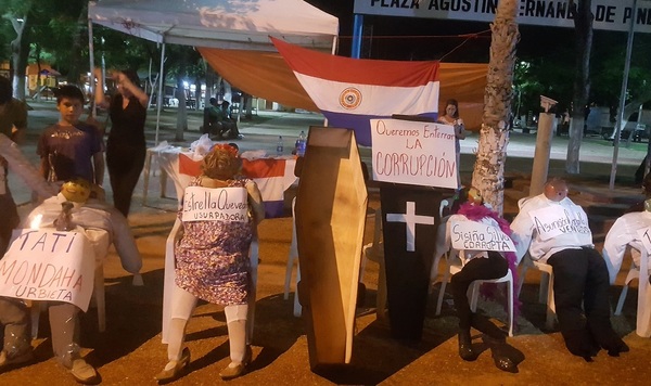 Concepción: Indignados simbolizan entierro de la corrupción