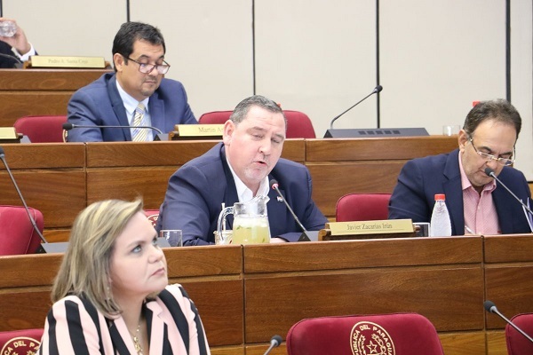 Senado insta a renunciar a Zacarías Irún