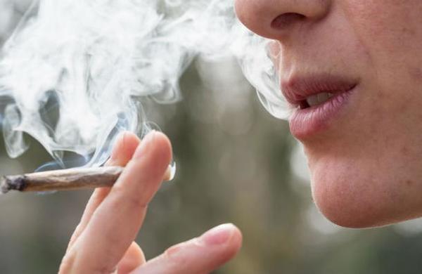 Mujeres aseguran que la marihuana las hace ser mejores madres - C9N