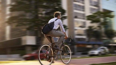 HOY / Saludable, barata y apta para  chulear cáos en tránsito: la  bicicleta va ganando terreno