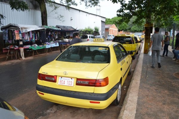 Taxistas se adueñan de las calles en la zona de la Clínica Ingavi - Nacionales - ABC Color