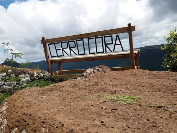 Colocan nuevo banco en la cima del Cerro Corá en Guairá