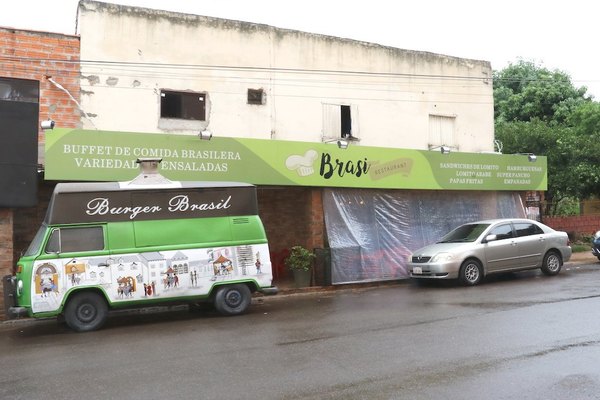 RAPAILANDIA EN PLENO ASU. Hay negocios con carteles en portuñol