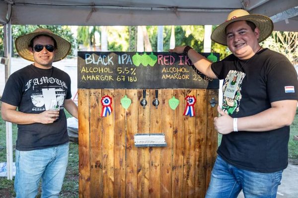 Compañeros crean su propia cerveza artesanal