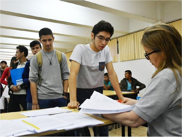 “Itaipú no mide a todos con la misma vara para dar becas”