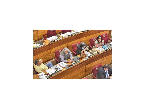 Legisladora que oró en plenario pide declarar el Senado provida y profamilia