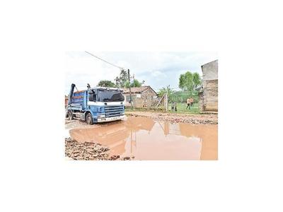 Acceso a guardería de niños humildes, hundido e inundado