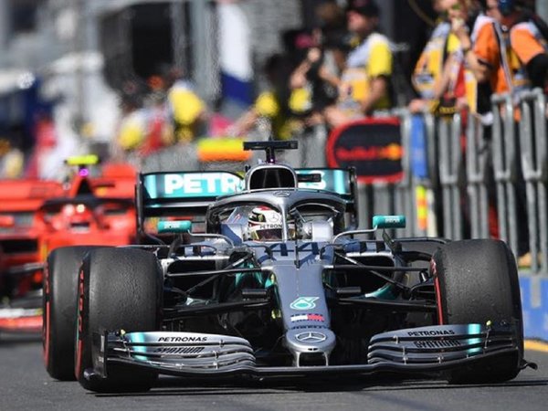 Hamilton: "El coche no es tan distinto al del año pasado"
