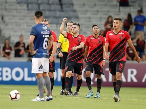 El Paranaense golea al Wilstermann y avanza al segundo lugar del Grupo G