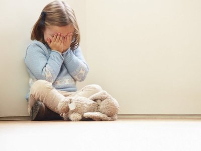 Un hombre abusó de su hijastra y de la amiguita de 9 años