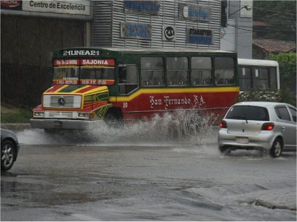 Temporal causa raudales y caos vehicular en el área metropolitana