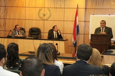 Juez Martínez Simon habló de razonamiento y resolución judicial