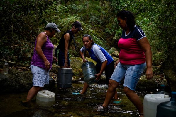 Venezolanos se desesperan por conseguir agua tras los estragos del apagón