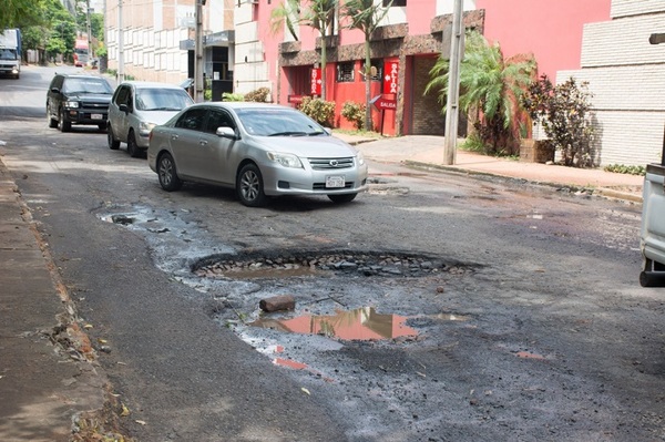 Calles de San Lorenzo están minadas de baches