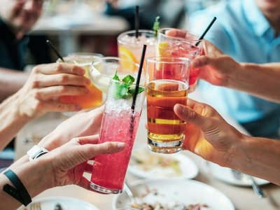 Jóvenes que ven publicidad alcohólica, propensos a beber