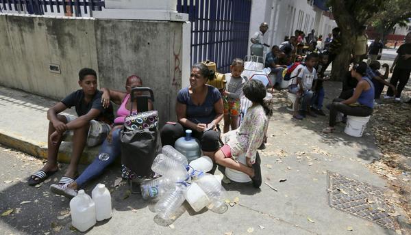 Venezolanos desesperados por conseguir agua tras los estragos del apagón » Ñanduti