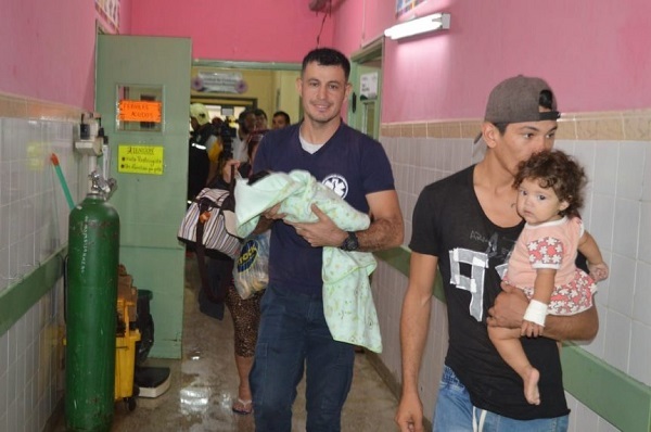 Vacían sala neonatal inundada en hopital público