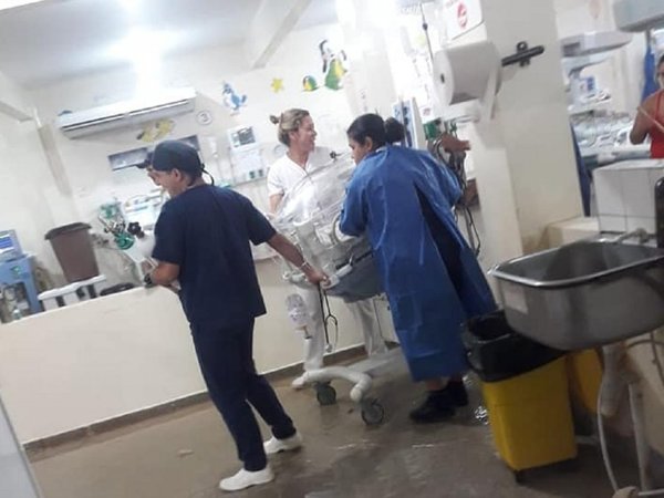 Trasladan a pacientes pediátricos por inundación en Hospital de Calle'i