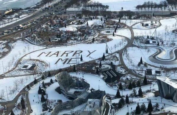 'Cásate conmigo': la gigantesca proposición de matrimonio que apareció escrita en la nieve - C9N