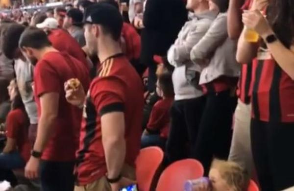 La genial estrategia de un padre para entretener a su hija en el estadio y no perderse el partido - C9N